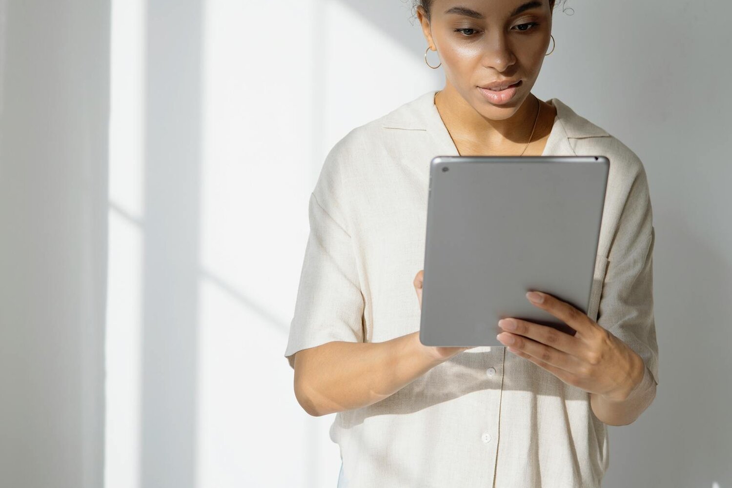 Une commerçante consulte le copilote Lympide sur sa tablette dans sa boutique